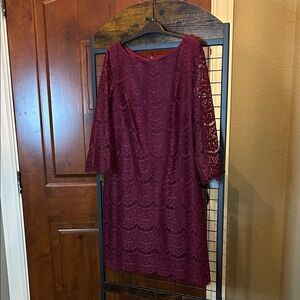 Jessica Howard Wine Lined Lace Dress  Size 12. sku#105